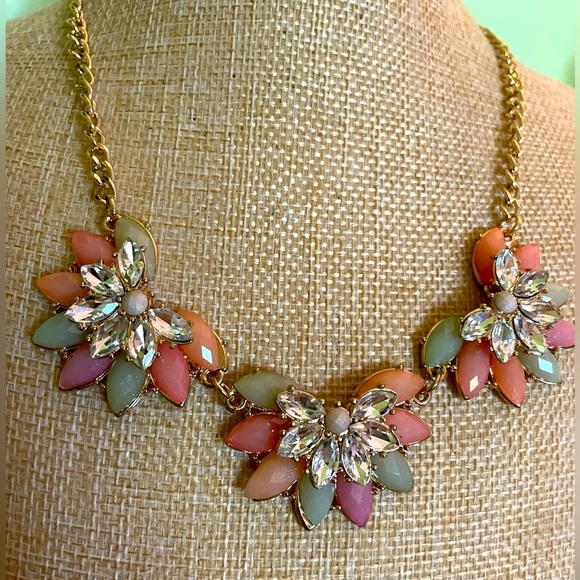 Elegant Floral Necklace with Pink and Gold Accents - Picture 5 of 7